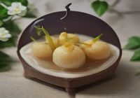 音乐赏析编辑木村的侧面照，青年男性戴着耳机在录音棚环境中认真聆听游戏配乐，表情沉浸而专业